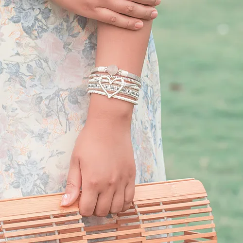 Vista 3 de FANCY SHINY Pulseras de cuero con forma de corazón, apilables, bohemias, pulseras de diamantes de imitación de resina de moda con cierre magnético