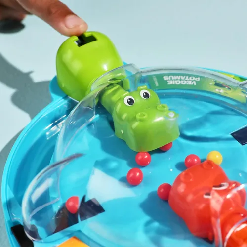 Vista 4 de Hasbro Grab and Go! Paquete (paquete de 4), juegos de mesa de viaje para niños, acorazado, Connect 4, ¿Adivina quién?, juegos de hipopótamos