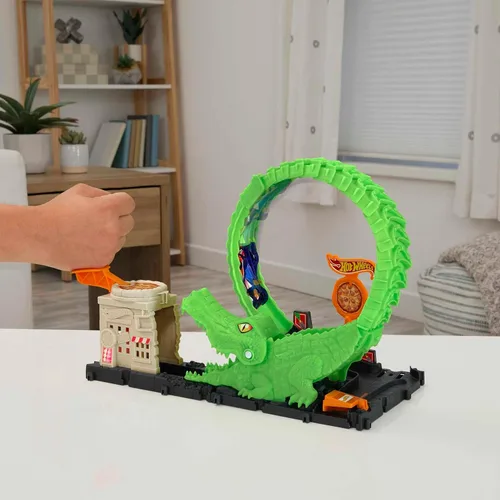 Vista 2 de Conjunto de pista de juguete Hot Wheels Gator Loop Attack en Pizza Place con coche a escala 1:64, se conecta a otros conjuntos