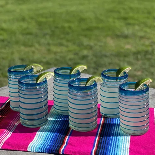 Vista 2 de Dos Sueños Vasos mexicanos soplados a mano, juego de 6 vasos con un diseño de espiral aguamarina (14 onzas cada uno)