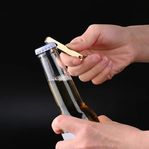 Vista 2 de HN05 - Llavero de latón macizo con abrebotellas de cerveza con llaveros de latón, regalos de bar para hombres, marido, papá, novio (2 unidades)