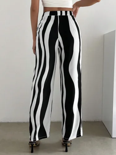 Vista 4 de WDIRARA Pantalones casuales de pierna recta con cremallera y botones con estampado de rayas onduladas para mujer con bolsillos