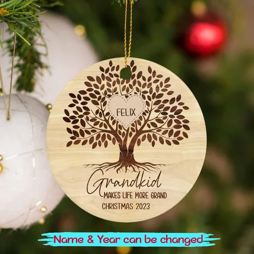 Vista 2 de Árbol de Navidad personalizado para abuelos y nietos 2023, un nieto hace la vida más grandioso, adorno personalizado con nombre y texto, adornos