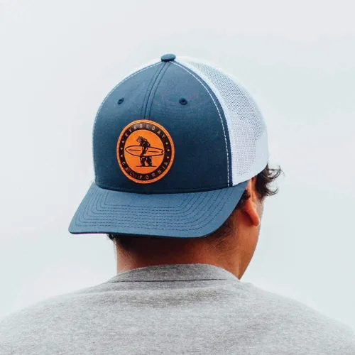 Vista 4 de Everyday California 'Marlin' Snapback Surf Hat - Gorra estilo béisbol con parche de cuero vegano