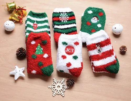 Vista 9 de Calcetines peludos de Navidad, 6 pares de calcetines lindos de forro polar coral, cálidos y acogedores, calcetines de vacaciones para mujeres
