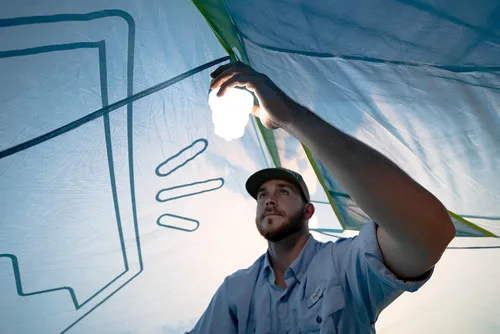 Vista 3 de ust Spright Linterna LED plegable resistente al agua con 100 lúmenes y gancho para campamento, senderismo, emergencia y supervivencia al aire libre