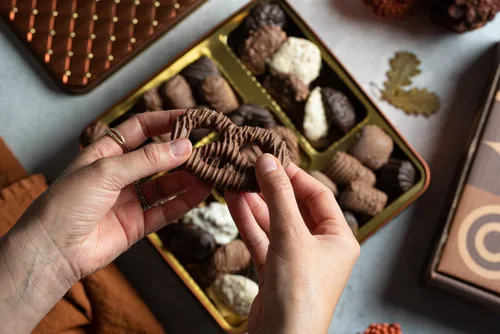 Vista 2 de Cesta de regalo de chocolate, arreglo de bandeja de regalos de dulces, caja de aperitivos gourmet, idea de regalo para Acción de Gracias, Navidad