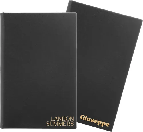 Vista 7 de Diario de cuero sintético grabado personalizado. Bloc de notas con nombre personalizado. Diario grabado (negro y dorado)
