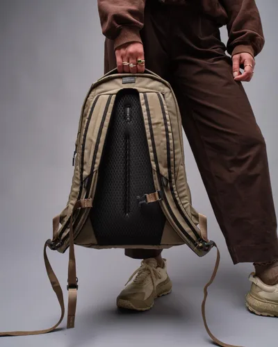 Vista 10 de Gregory Mochila de senderismo Outset Day, Desert Tan, Moderno