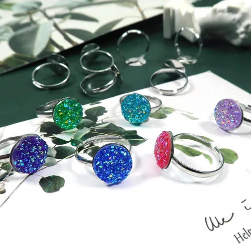Vista 4 de TOAOB 30 anillos planos ajustables chapados en plata con base en blanco de 0.472 pulgadas