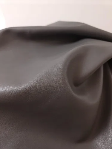 Vista 33 de NAT Leathers™ Cuero sintético sintético suave de piel sintética vegana marrón bellota (aprobado por PETA Vegano) por The Yard Piel sintética