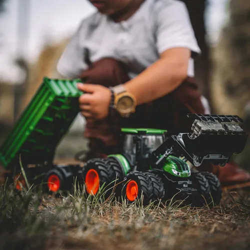 Vista 6 de Uarzt Tractor de juguete a control remoto con remolque Juego de vehículos de granja de metal con luces y diseño de 8 ruedas, camión tractor RC