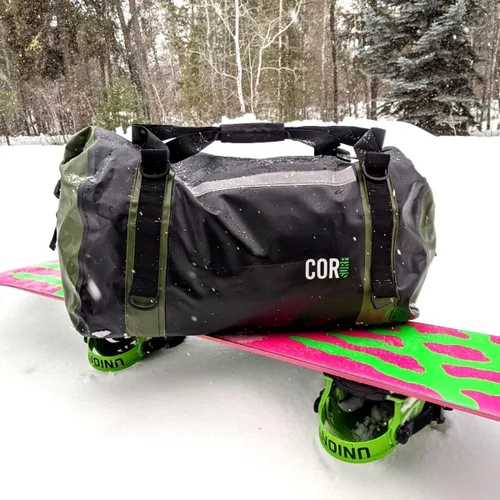 Vista 8 de Cor Surf - Bolsa de lona impermeable de 60 litros extra grande Bolsa de lona seca resistente con correas de compresión duraderas y asas para surf
