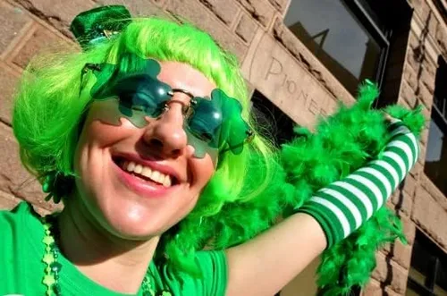 Vista 2 de Gafas de sol verdes para el día de San Patricio, trébol irlandés, trébol de cuatro hojas, lentes verdes, lentes para fiesta de disfraces