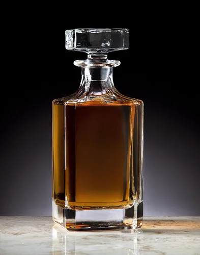 Vista 2 de Decantador de whisky para licor escocés Bourbon Vodka o Vino - 25.4 fl oz