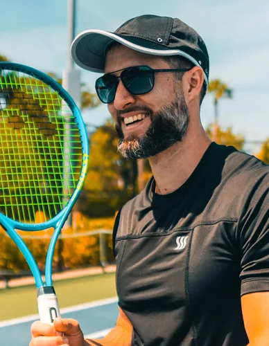 Vista 5 de SAAKA Gorro deportivo ligero para hombres. Secado rápido, se mantiene fresco. Lo mejor para correr, tenis, golf y entrenamiento.