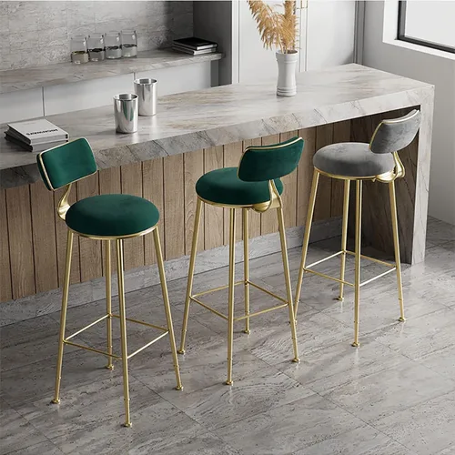 Vista 7 de Taburetes de bar de terciopelo modernos con respaldo y patas de metal dorado, cómodas sillas de bar altas tapizadas para cocina, isla de desayuno