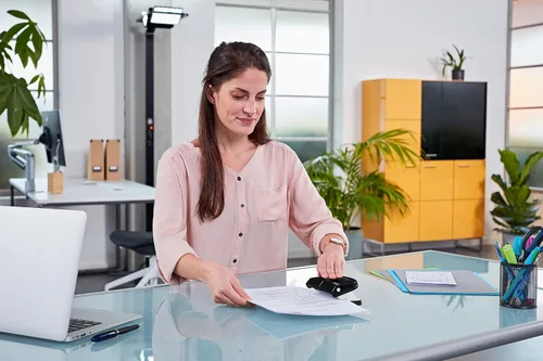 Vista 2 de Novus E 216 - Perforadora (capacidad de 16 hojas), color negro y gris