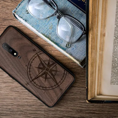 Vista 3 de kwmobile Funda de madera compatible con OnePlus 7 Pro - Funda - Brújula de navegación marrón oscuro
