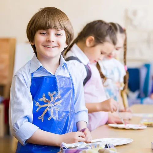 Vista 4 de MEEZY 6 delantales para niños para pintar arte, delantales de pintura de color a granel para niños pequeños y niños, actividades creativas