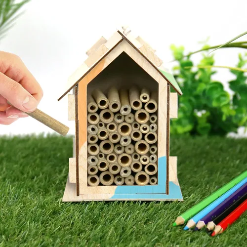 Vista 3 de Gift Republic Handmade Habitats - Kit de hotel de abeja personalizado con 6 lápices de madera para colorear