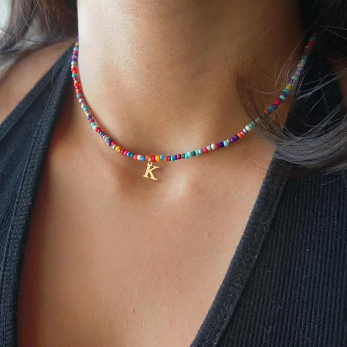 Vista 2 de Yoosteel Regalos de San Valentín para niños, adolescentes y niñas, collares con iniciales de cuentas coloridas para mujeres y niños, joyería