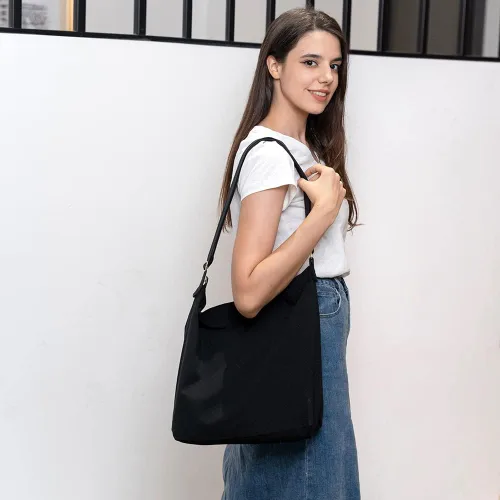 Vista 2 de Bolso bandolera de lona de gran tamaño en blanco para mujer