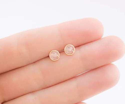 Vista 3 de Pequeños aretes de cuarzo rosa de 14 quilates rellenos de oro rosa círculo redondo hecho a mano