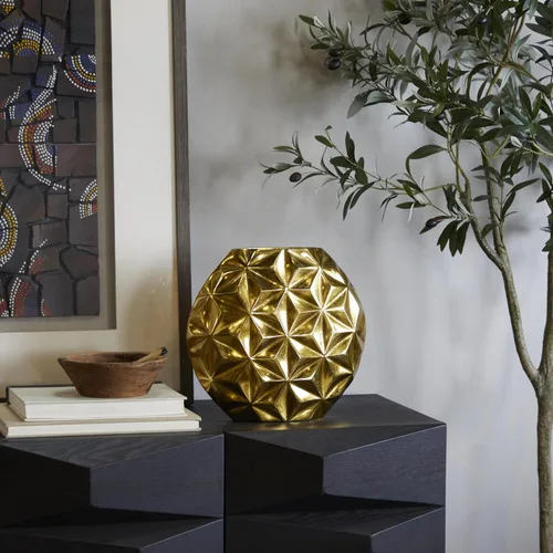 Vista 5 de CosmoLiving by Cosmopolitan Jarrón decorativo geométrico de metal de aluminio para centro de mesa, florero para decoración del hogar, 12 x 4 x 11