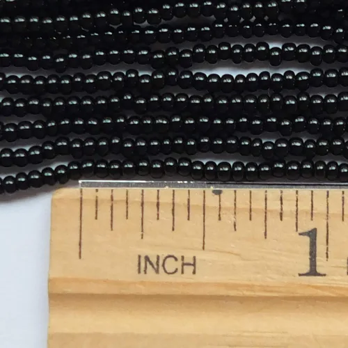 Vista 4 de Cuentas de semillas 10/0 Checa Opaco Negro (paquete de una madeja)