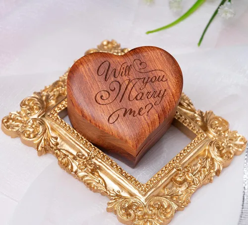 Vista 5 de MONYCraft Caja de anillo con forma de corazón Caja de madera hecha a mano para propuesta, caja de anillo de compromiso de madera, caja de anillo