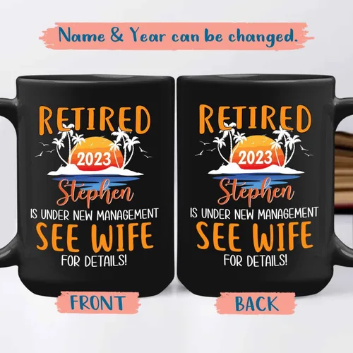 Vista 2 de Taza de café negra de jubilación personalizada, Jubilado está bajo nueva gestión, mira a la esposa para más detalles, taza de té de 11 15 onzas