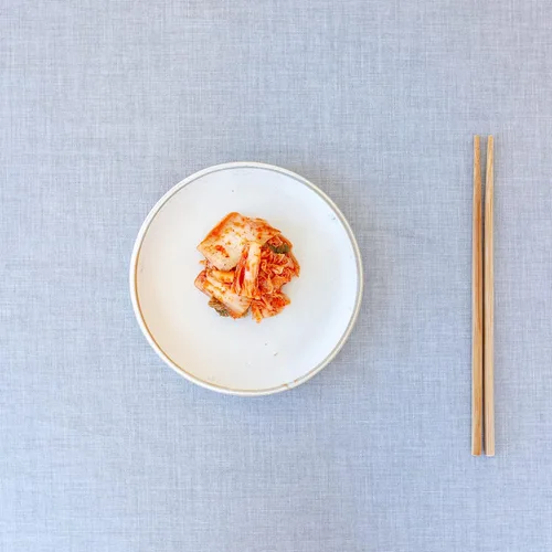 Vista 3 de Kimchi de col de napa picante de medio galón (3.5 libras) [vegano, sin gluten, sin OMG, probiótico] por Choi's Kimchi Co. Fabricado en Estados