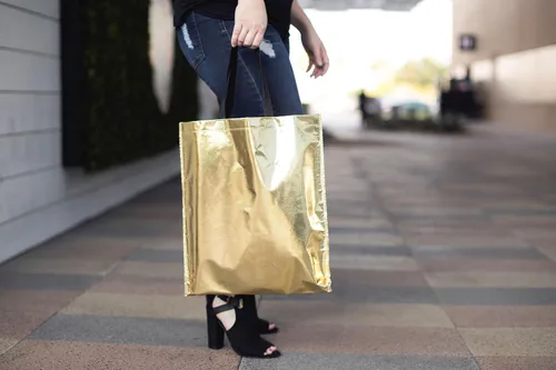 Vista 2 de Funiverse Paquete de 24 bolsas de compras grandes de oro metálico o bolsas de regalo