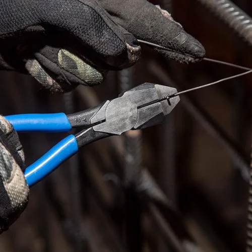 Vista 3 de Klein Tools Cortadores diagonales D2000-7CST, alicates Linesman de cabeza delgada con resorte, alicates de trabajo pesado para trabajadores