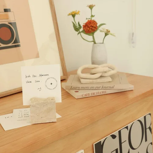 Vista 6 de JIMEI Tarjetero de lugar de travertino natural, letreros de mesa de boda pulidos hechos a mano, soporte de notas multiusos para tarjetas