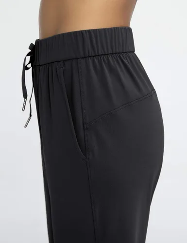 Vista 4 de AJISAI - Pantalones deportivos 78 para mujer PetiteRegular, pantalones de viaje con bolsillos, pantalones deportivos casuales elásticos