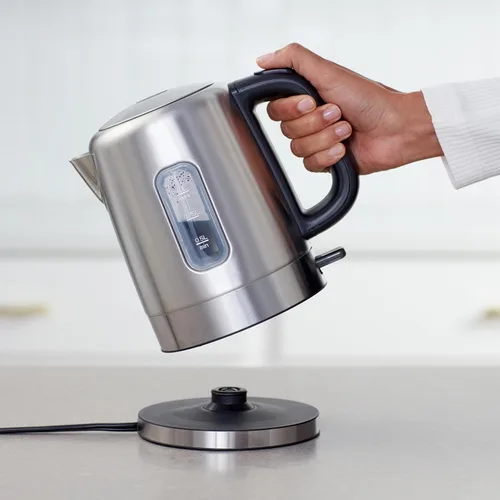 Vista 4 de Amazon Basics Hervidor eléctrico de acero inoxidable para té y café, sin BPA, de ebullición rápida, apagado automático, 1 litro, 1500 W, negro