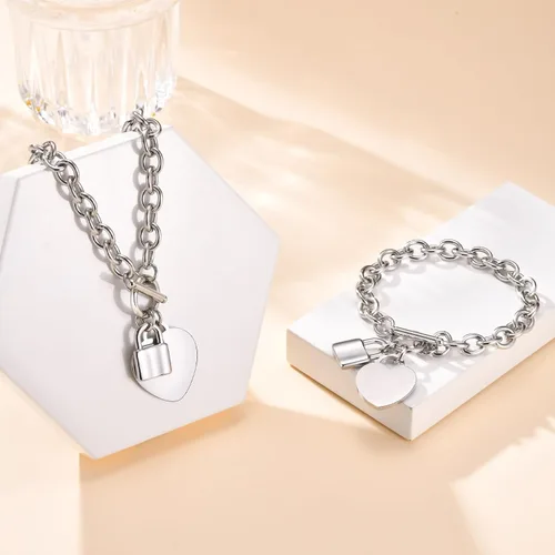 Vista 4 de VNOX Juego de collar de cadena de cable de acero inoxidable con nombre inicial personalizado con dije de corazón y cierre de palanca