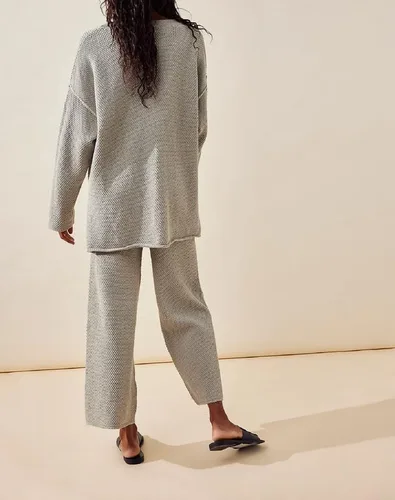 Vista 4 de NUFIWI Conjunto de 2 piezas de suéter de moda para mujer, cuello en V, suéter de punto con botones y pantalones de pierna ancha, conjuntos de suéter