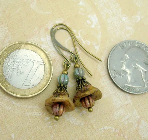 Vista 3 de Shabby Chic Earrings with Rustic Glass Flowers