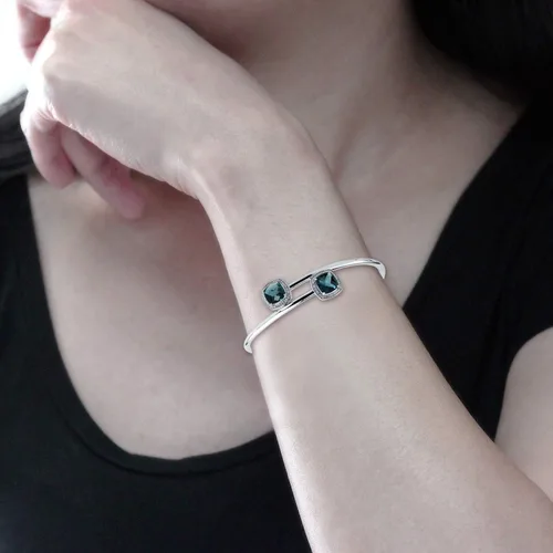Vista 3 de Pulsera de plata de ley con topacio azul Londres y halo de diamantes de corte cojín (4 ct TGW)