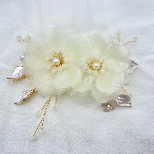 Vista 4 de Accesorios para el cabello nupcial hechos a mano con cuentas - Pinzas para el cabello y peines florales para mujer
