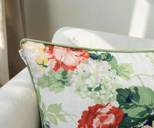 Vista 4 de Funda de almohada vintage con estampado floral de rosas de 20 x 20 pulgadas Ramo de rosas corales y rosas sobre flameado blanco roto, ribete
