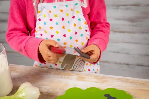 Vista 5 de Kuhn Rikon Kinderkitchen - Cuchillo Mezzaluna para niños con protector de cuchilla, gato, 5.2 x 3.3 x 0.7 pulgadas, rojo, herramientas de corte
