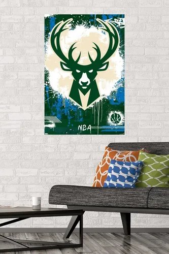 Vista 2 de NBA Milwaukee Bucks - Póster de pared con logotipo Maximalist 23, 34 pulgadas de largo x 22.4 pulgadas de ancho, versión sin marco