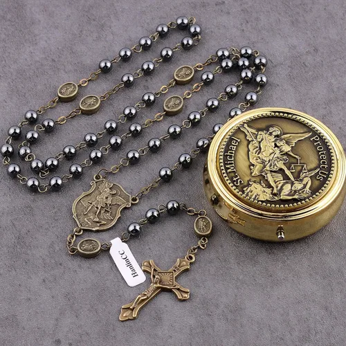 Vista 2 de Collar con rosario católico de San Miguel Arcángel con cuentas de piedra negra de hematita con caja de regalo de metal dorado para hombres