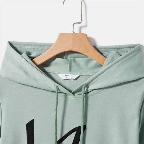 Vista 2 de Sudaderas con capucha con estampado de letras para mamá y yo, trajes a juego de sudadera de manga larga para mamá y bebé