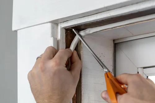 Vista 8 de Duck Brand Max Strength Sello de Burletes de Silicona para Puertas y Ventanas, Autoadhesivo, Se Adapta a Espacios Medianos de 1/8-1/4 Pulgadas, .31
