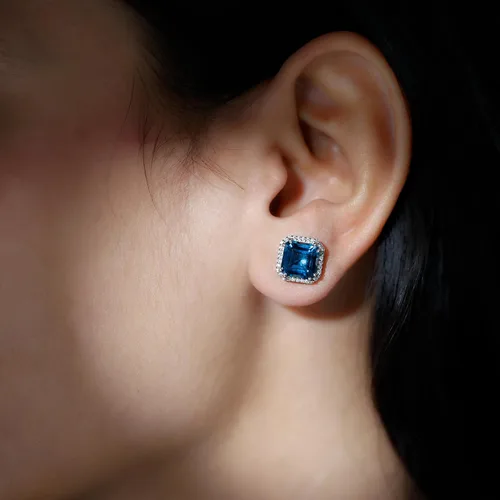 Vista 2 de Pendientes de tuerca con topacio azul Londres de corte Asscher certificados con halo de diamantes 6.50 Cttw Calidad AAA
